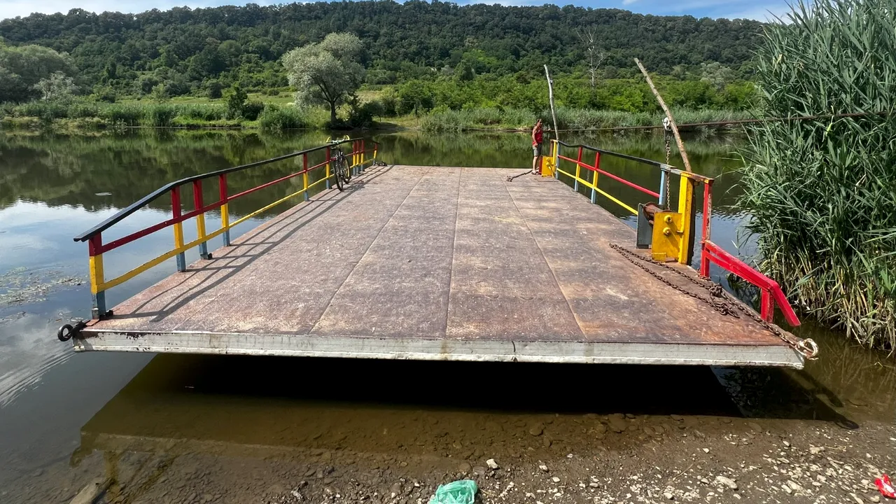 „Duşi cu pluta”: Într-o localitate din Sibiu este singura plută funcţională din judeţ