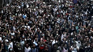 PROTESTE ÎN TURCIA: Mii de manifestanţi au ocupat Piaţa Taksim din Istanbul. Forţele de ordine s-au retras - VIDEO, GALERIE FOTO