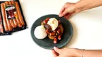 VIDEO | Brunch cu cârnați, ou poșat, pesto și burrata. O rețetă simplă pentru un mic dejun consistent