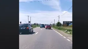 TERIBILISM dus la extrem pe un drum naţional: Şoferi filmaţi când conduceau în ZIG-ZAG, în timp ce doi pasageri erau ieşiţi pe geam 