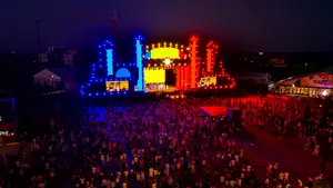 Dan Negru, Irina Baianț și Fanfara Reprezentativă a Forțelor Navale au celebrat Ziua Imnului Național la NIBIRU, în fața a 25.000 de oameni (P)