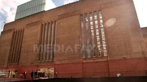 PREMIERĂ: O statuie a lui Isus, prezentată la o expoziţie cu opere de artă vandalizate