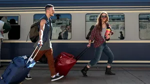 Coduri de CANICULĂ în România: Viteza trenurilor va fi redusă cu 20-30 km din cauza temperaturilor ridicate/ Posibile restricţii de circulaţie auto în perioada 2-3 august