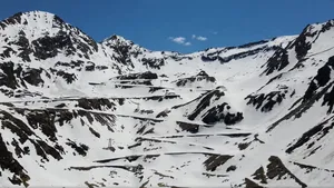 VIDEO Deszăpezire în prag de vară pe Transfăgărăşan. Stratul de zăpadă depăşeşte 6 metri 