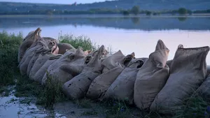 Codul portocaliu de inundaţii a fost prelungit. Avertismentul este valabil în trei judeţe din ţară