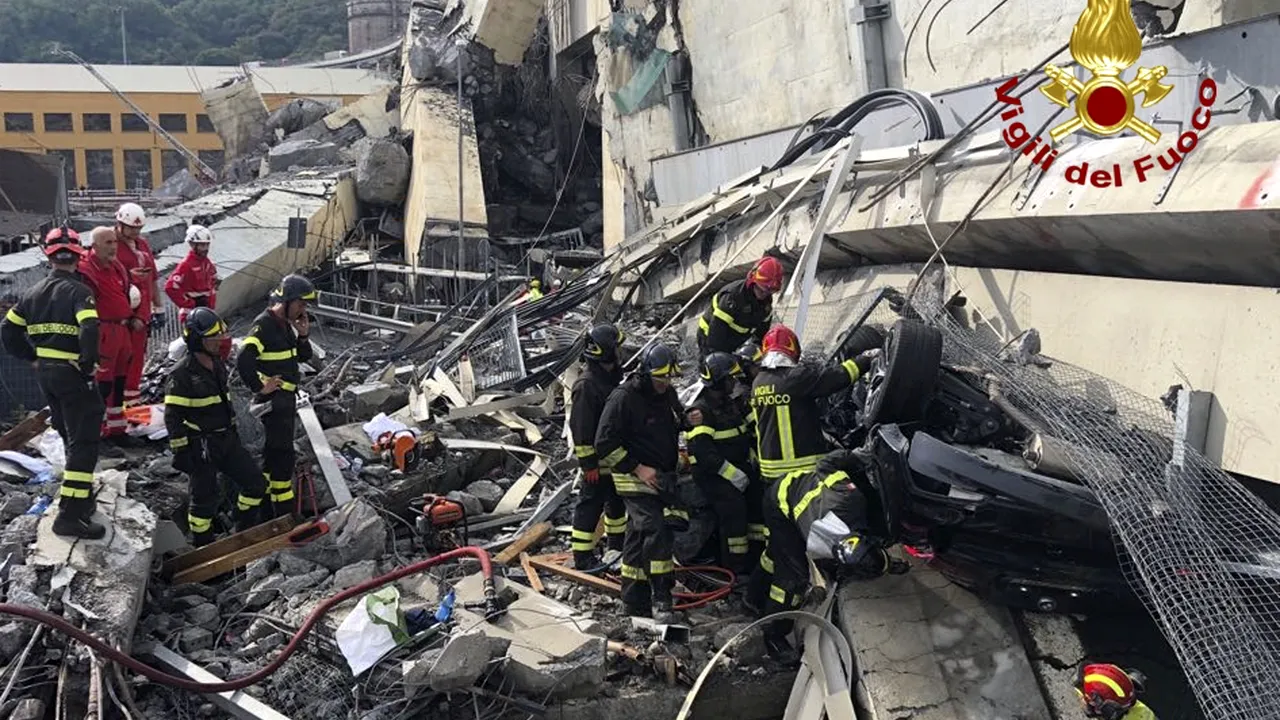 UPDATE - PODUL PRĂBUŞIT în apropiere de Genova: Bilanţul a ajuns la 42 de morţi/ Pompierii au descoperit trupurile unei fetiţe de nouă ani şi ale părinţilor ei într-un vehicul „complet strivit”