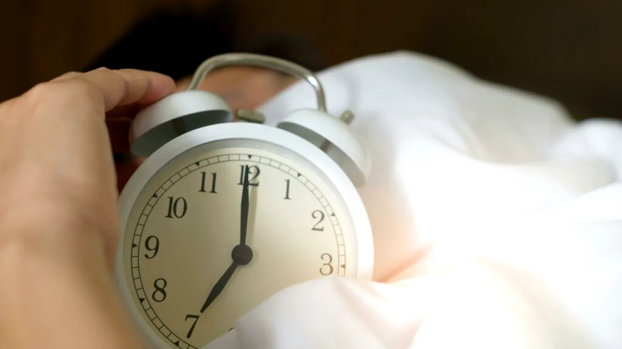 De ce te trezești cu câteva minute înainte de a suna alarma? Explicația cercetătorilor