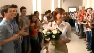 Carmen Iohannis, la deschiderea anului şcolar, alături de elevii cărora le e dirigintă - VIDEO