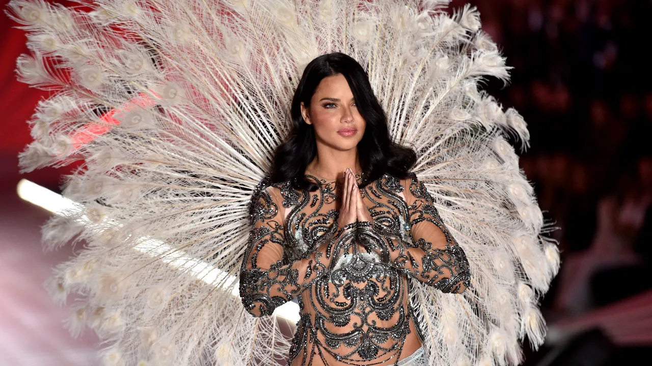 VIDEO Top-modelul Adriana Lima şi-a luat la revedere de la Victoria's Secret. Ultima defilare, în lacrimi