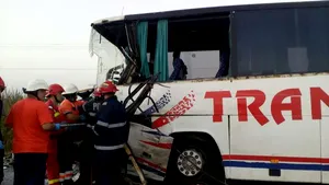 FOTO, VIDEO | Doi oameni au murit şi 10 au fost răniţi într-un accident între un autocar şi un microbuz în Arad/ Accidentul, produs după o pătrundere pe contrasens