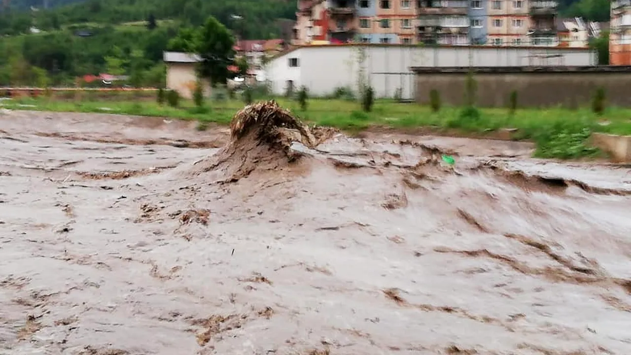 Momentul dramatic în care o casă se prăbuşeşte din cauza inundaţiilor, în Delhi VIDEO