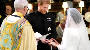 David şi Victoria Beckham scot la licitaţie ţinutele intens discutate de la nunta prinţului Harry - FOTO
