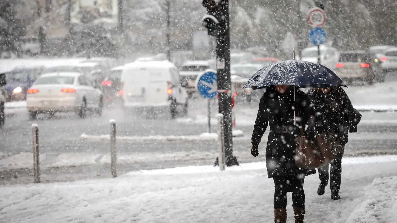 Informare meteo: ploi, lapoviţă şi ninsoare în România. Vremea se strică în weekend 