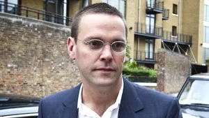 James Murdoch a demisionat de la conducerea mai multor publicaţii britanice, între care The Sun