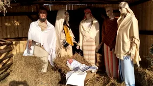 Fecioara Maria, rujată şi coafată la un Târg de Crăciun din Timişoara. Reacţia primarului Robu la ieslea controversată