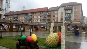 REPORTAJ: Iepuri gigantici, ouă de doi-trei metri şi alte ornamente de Paşte, în câteva oraşe din ţară - GALERIE FOTO