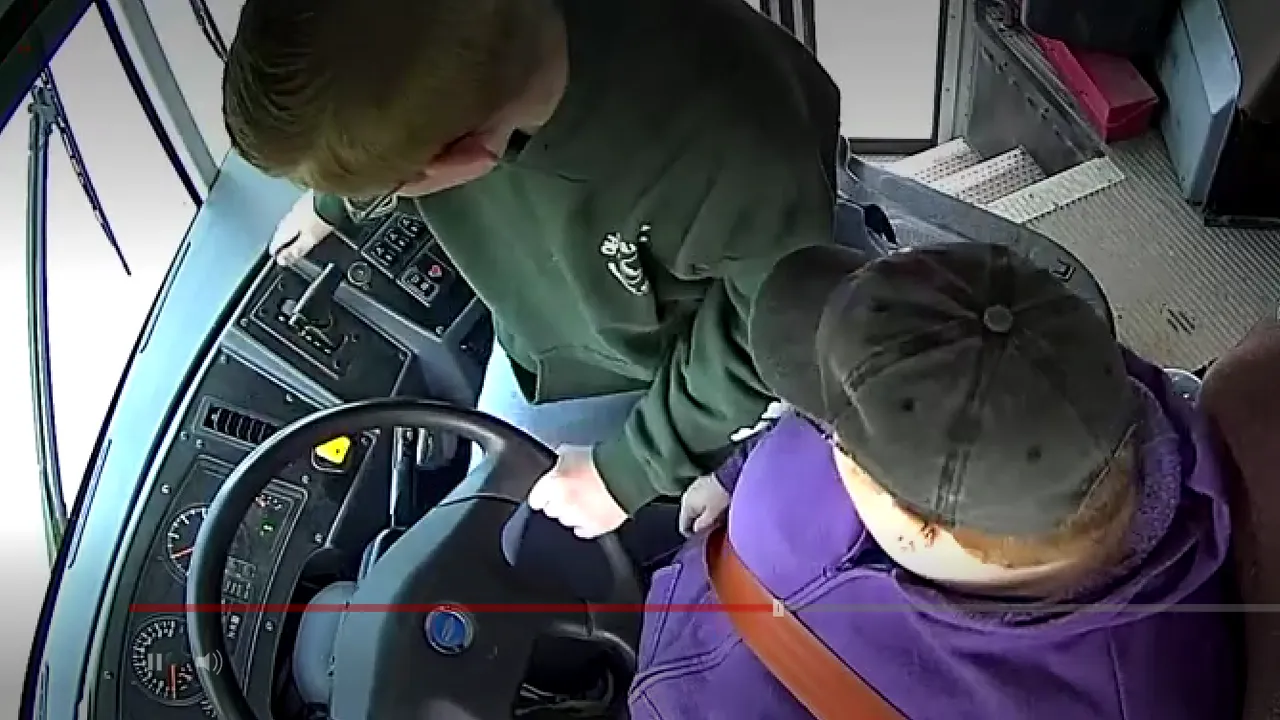 VIDEO Un băiat de 13 ani a salvat 66 de persoane după ce şoferul autobuzului şi-a pierdut cunoştiinţa / A sărit de pe scaun şi a preluat controlul volanului