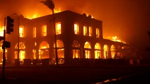Incendii devastatoare în Los Angeles: cel puţin 5 morţi şi zeci de mii de evacuaţi