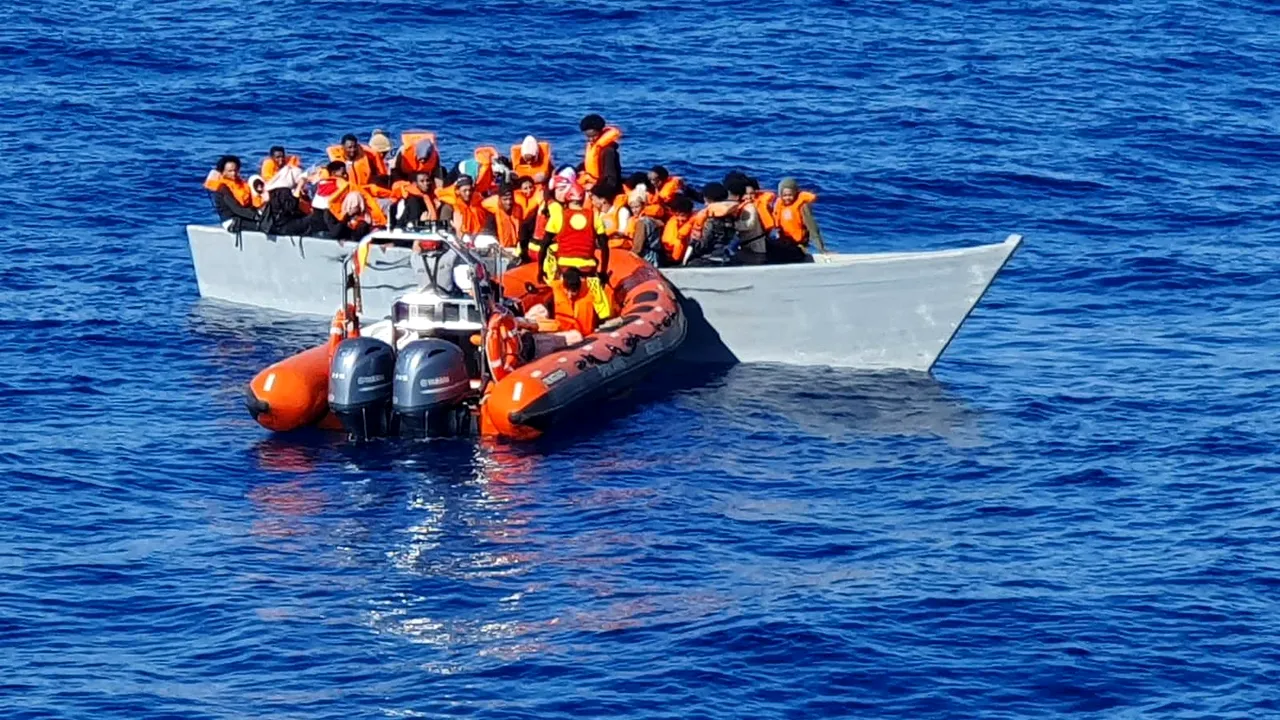 Peste 100 de migranţi, aflaţi pe o barcă de lemn, au fost salvaţi de nava unei organizaţii spaniole