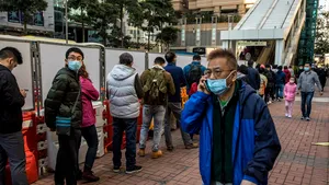 Cât de repede se transmite coronavirusul? Un bărbat susţine că s-a infectat în mai puţin de 15 secunde
