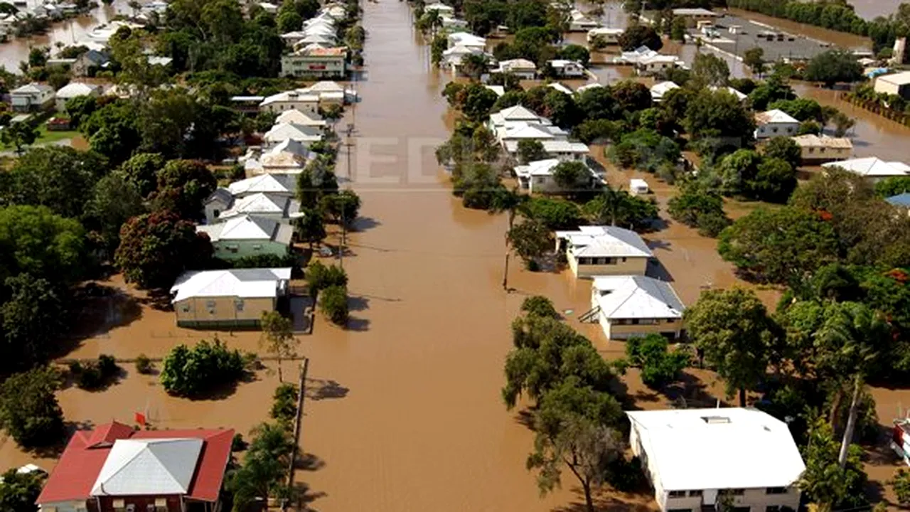 Trei morţi şi 200.000 de persoane afectate de inundaţii în nord-estul Australiei - FOTO