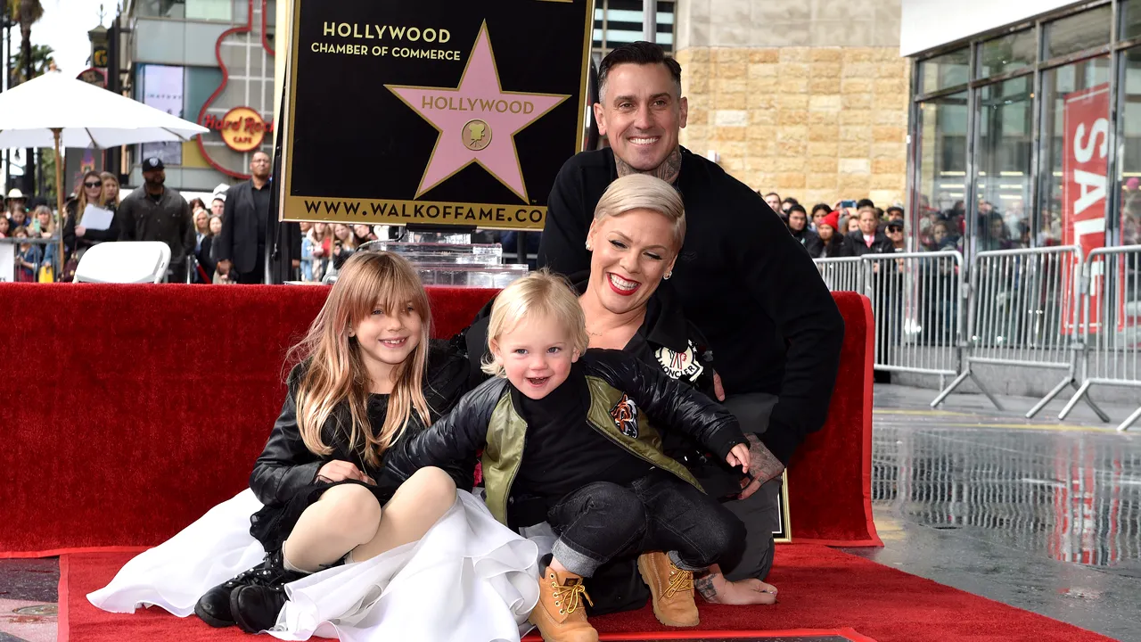 Cântăreaţa Pink a primit o stea pe Aleea Celebrităţilor din Hollywood. Alături de ea, familia şi o vedetă de televiziune | FOTO