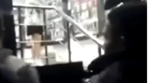 Momentul în care o femeie cu fustă scurtă este agresată de zeci de bărbaţi - VIDEO