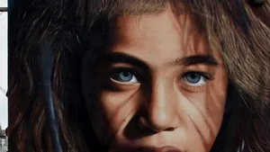 Oraşul te hipnotizează. Ce opere de Street Art există în lume: O fetiţă şi-a pus inima în praştie - GALERIE FOTO