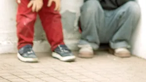 Un copil de 7 ani a fost bătut la şcoală de tatăl unei colege