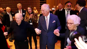 Regele Charles al III-lea a dansat cu sora vitregă a Annei Frank pentru a sărbători Hanuka