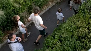 Imagini rare cu Nicușor Dan. Președintele, în pantaloni scurți, alături de familie, la Făgăraș