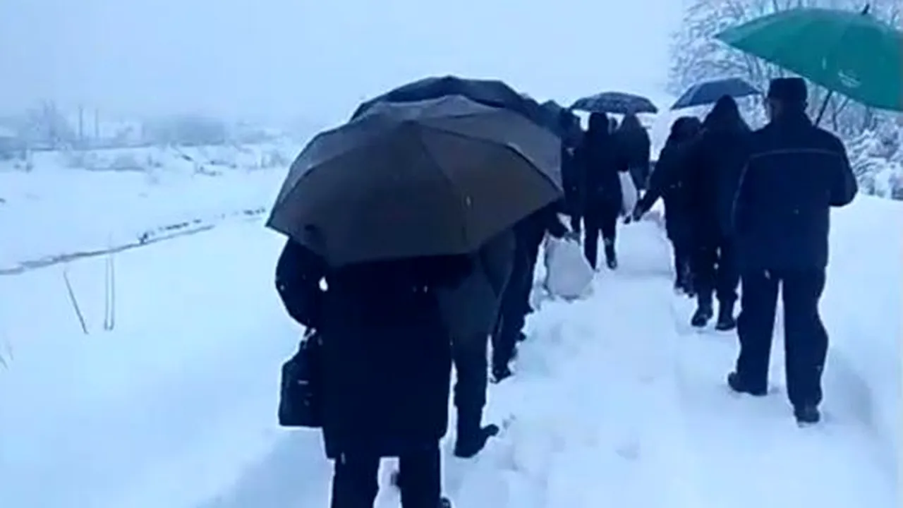 Un mort a fost dus pe braţe la groapă într-o comună din Gorj, deoarece drumul spre cimitir nu era deszăpezit. Reacţia primarului | VIDEO