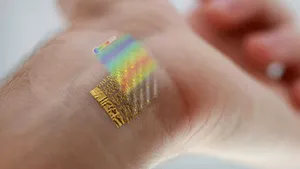 Un termometru subţire ca un tatuaj temporar, creat de oamenii de ştiinţă