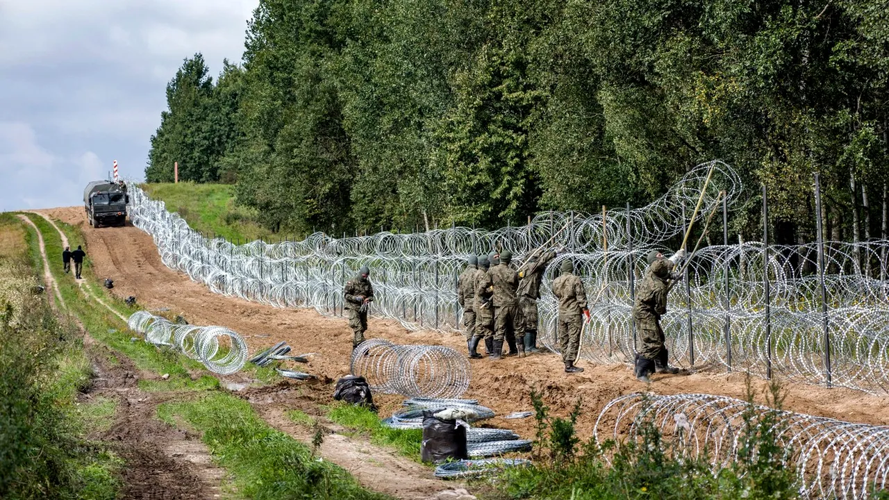 Polonia va ridica un zid la frontiera cu Belarus. De ce au luat această decizie radicală
