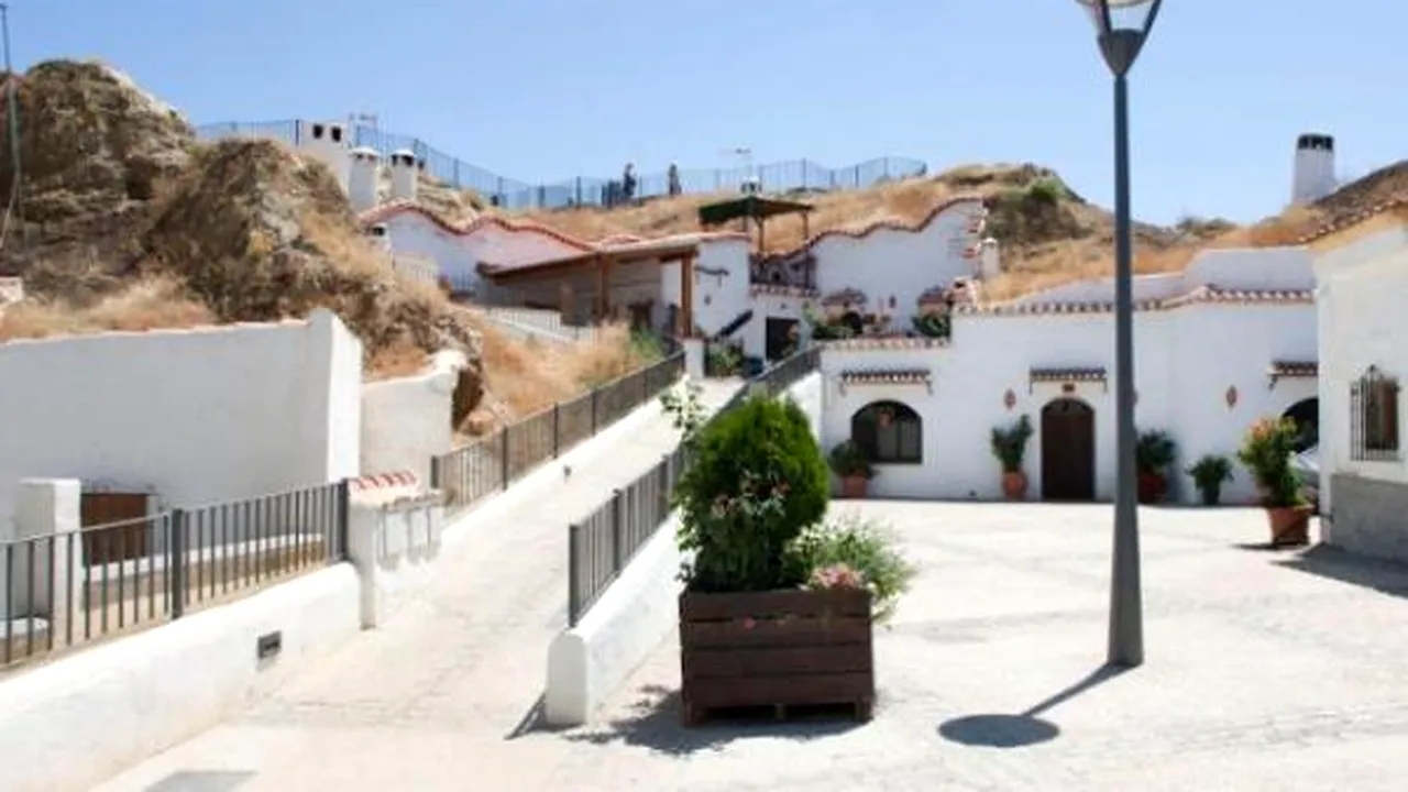 Oraşul în care jumătate dintre locuitori trăiesc în peşteri. Numeroşi turişti îl vizitează pentru a experimenta acest stil de viaţă - FOTO