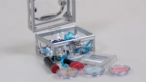 Cinci produse de înfrumuseţare pe care orice femeie trebuie să le aibă în poşetă