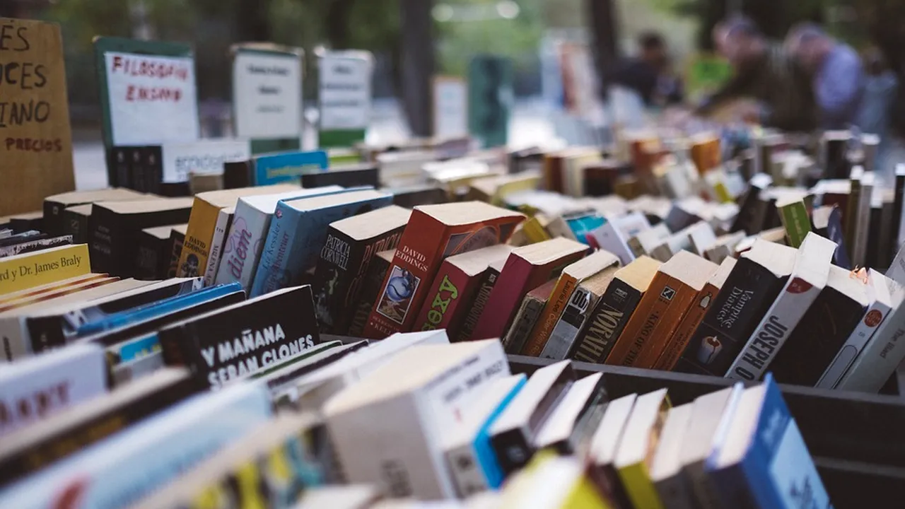 Comoara din carte: Ce a făcut o voluntară la un târg de vechituri după ce a găsit 4.000 de dolari ascunşi printre pagini | VIDEO