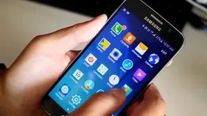 Educaţia se opreşte în sărăcie. Un elev din Craiova primeşte temele la telefon