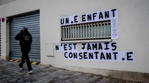 O campanie online condusă de victimele incestului a izbucnit în Franţa. Totul a pornit de la acuzaţia conform căreia analistul politic Olivier Duhamel şi-a abuzat fiul vitreg