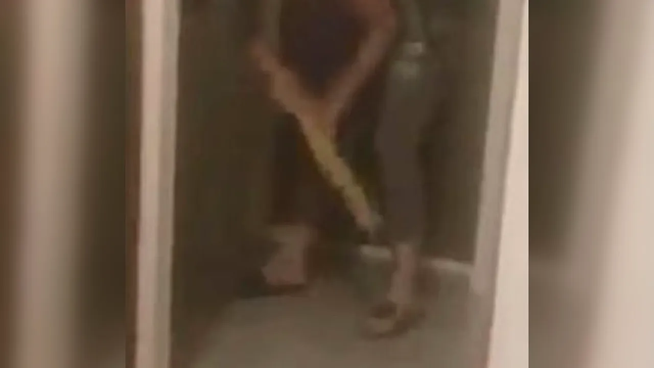 ATENŢIE, imagini cu puternic impact emoţional | „Nu mai da, nu mai da”. O femeie a fost filmată când îşi bătea fetiţa de 5 ani cu o mătură / Poliţia a deschis anchetă