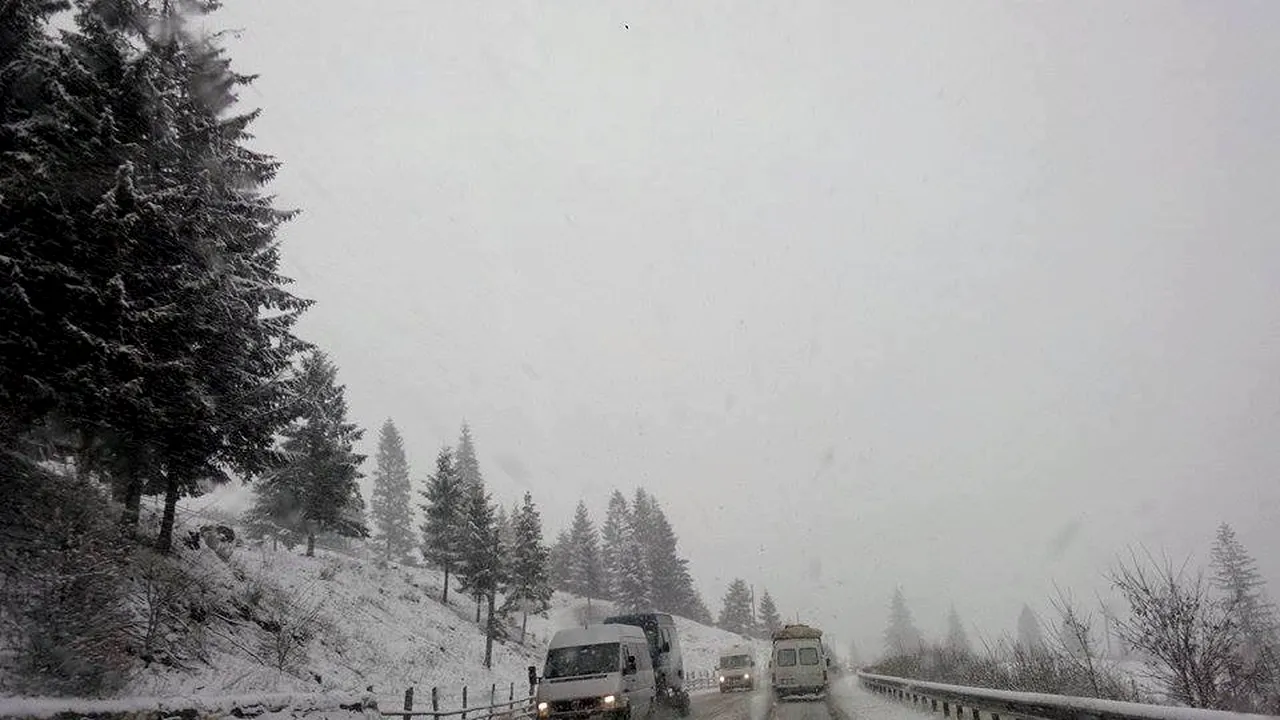 Zăpadă de 20 de centimetri în Pasul Tihuţa, unde drumarii au împrăştiat zeci de tone de antiderapant