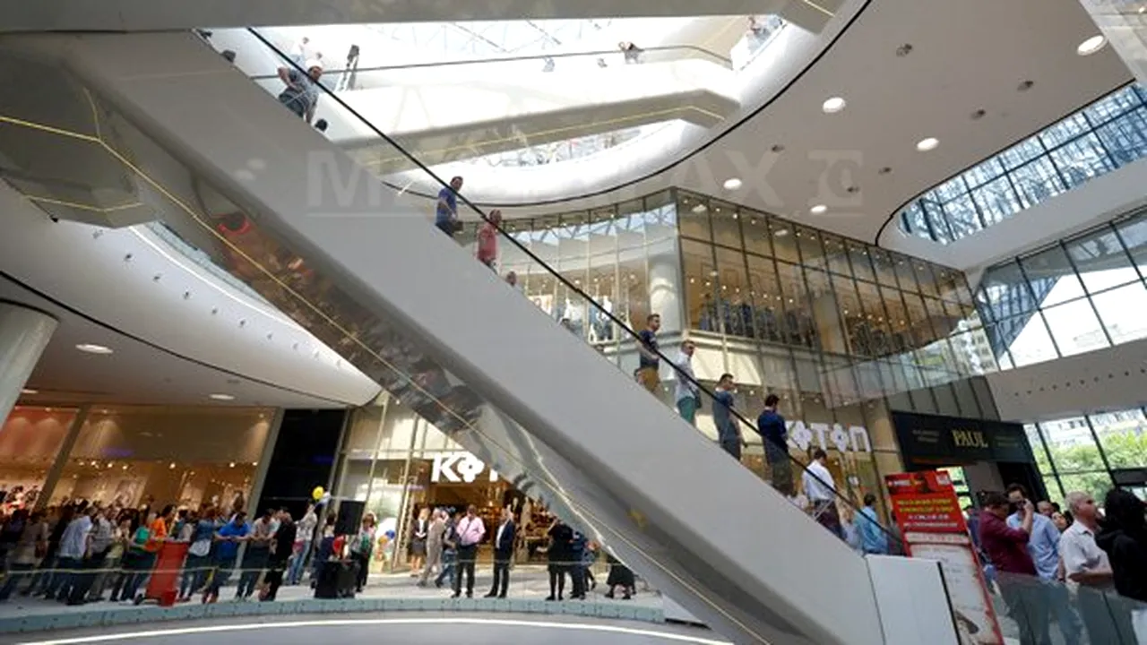 Femeia care a lovit şi muşcat doi poliţişti într-un mall din Capitală, sub control judiciar. Acesta lovise un copil şi angajata unui magazin
