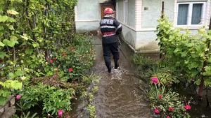 Inundaţii în 18 judeţe: Gospodării şi locuinţe, afectate de ploi. Peste 200 de pompierii au intervenit, în ultimele 24 de ore