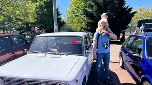 „Retroparada Primăverii 2026” a ajuns și la București: expoziții de mașini de epocă în mai multe orașe din țară