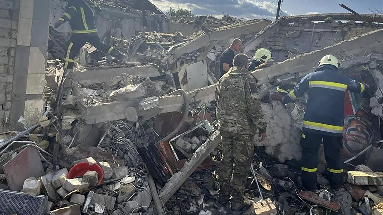 O staţiune de pe malul unui lac din regiunea Harkov a fost bombardată. 11 oameni au murit