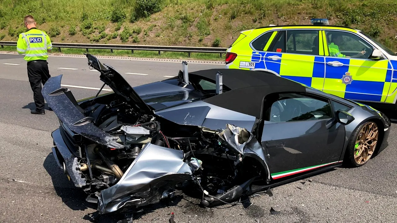 Lamborghini de peste 200.000 de euro, distrus la 20 de minute după ce şoferul l-a scos din showroom