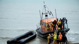 Cel puţin 27 de morţi în urma scufundării unei ambarcaţiuni cu imigranţi în Canalul Mânecii 