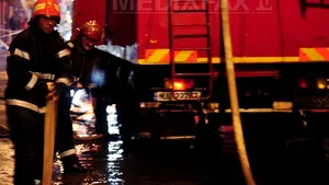 Incendiul izbucnit la acoperişul unui bloc din Târgu Jiu a fost stins