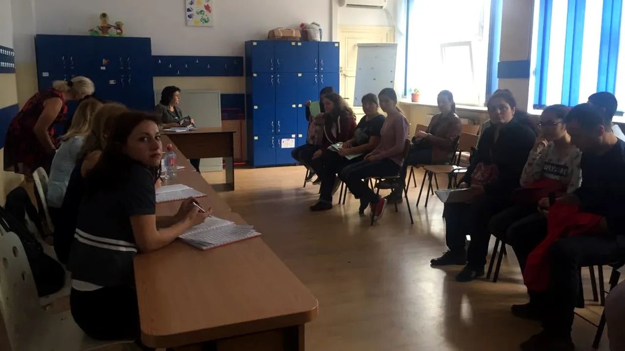 Aglomeraţie la Şcoala Sfinţii Voievozi, din Bucureşti, unde elevii din alte oraşe depun dosarele pentru înscrierea la liceu. FOTO 