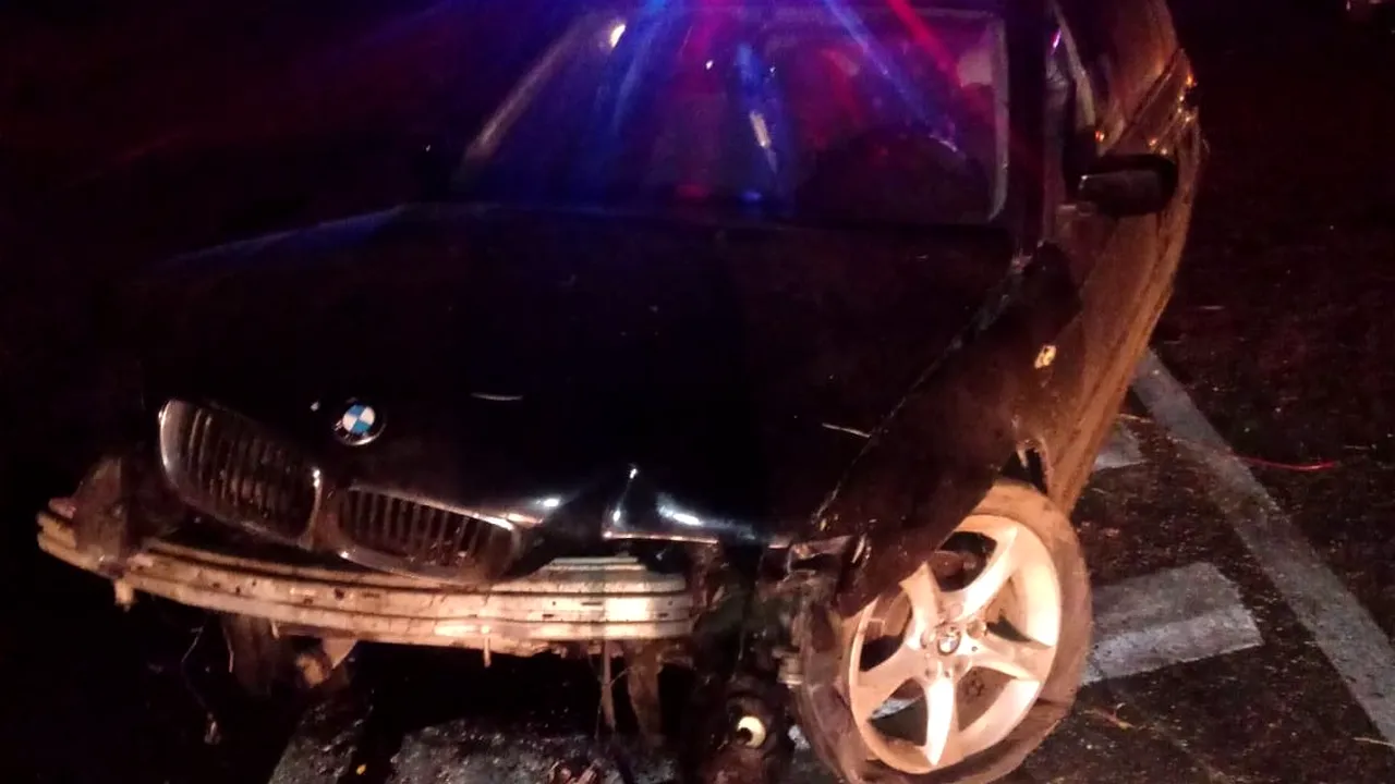 Patru oameni au fost răniţi, dintre care un copil, după ce maşina în care erau a lovit o fântână, pe DN6, în Dolj